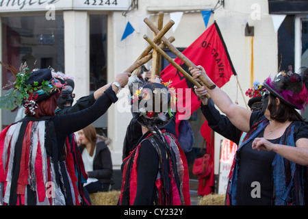 Il Flagcrackers di Craven  nero fronte Morris o ballerini folk a Ingleton Folk Festival nel mese di ottobre 2012 Foto Stock