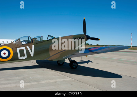 Il Supermarine Spitfire 509 T9C a Inverness Dalcross Aeroporto. SCO 8728 Foto Stock