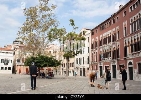 Campo San Polo, la seconda piazza più grande di Venezia, Italia Foto Stock