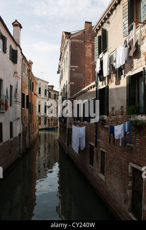 Il lavaggio appeso stendibiancheria nella luce del sole, Venezia, Italia Foto Stock