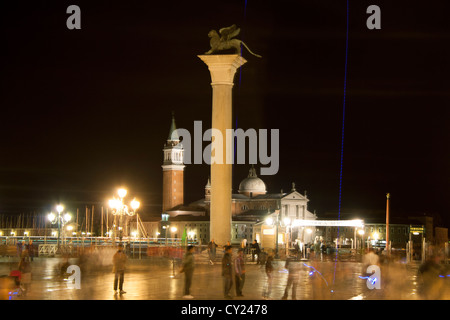 Il leone alato di Venezia e la cattedrale di San Giorgio Maggiore da Piazza San Marco durante la notte Foto Stock