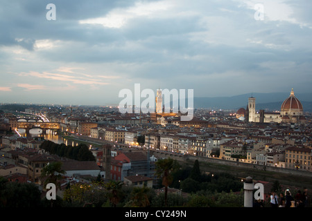 Panorama di Firenze dal Piazzale Michelangelo con il Duomo e il Ponte Vecchio al tramonto Foto Stock