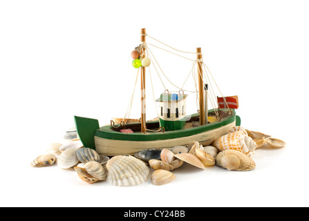 Il vecchio modello danese il pesce in barca e spiaggia isolata della shell su bianco Foto Stock