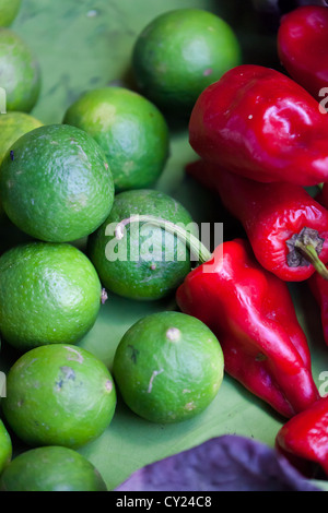 Le verdure su un mercato in Phnom Penh Cambogia Foto Stock