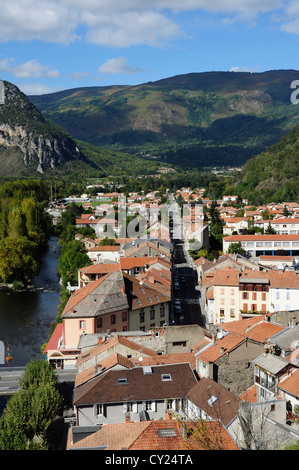 Panoramica della città, del fiume e della campagna, Tarascon sur Ariège, Ariège, Midi-Pirenei, Francia Foto Stock