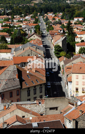 Panoramica della città e long street, Tarascon sur Ariège, Ariège, Midi-Pirenei, Francia Foto Stock