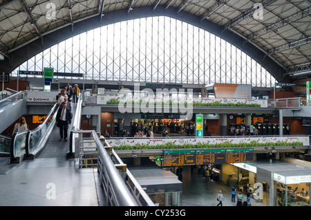 Ampio angolo di visione di pendolari in piedi presso la stazione di Atocha, Madrid. Spagna Foto Stock