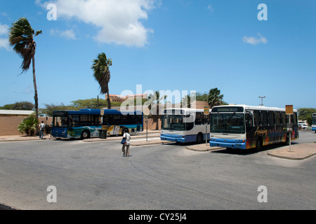 La stazione degli autobus principale nel centro di Oranjestad sull'isola caraibica di Aruba Foto Stock