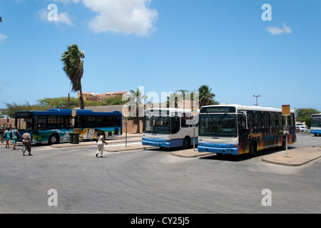 La stazione degli autobus principale utilizzato da gente del posto e i turisti nel centro di Oranjestad sull'isola caraibica di Aruba Foto Stock