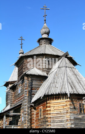 In legno chiesa ortodossa oltre il cielo blu Foto Stock