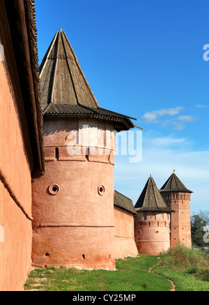 Le mura e le torri del monastero di San Euthymius a Suzdal, Russia Foto Stock