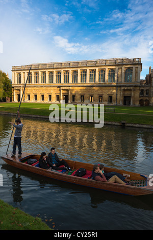 La Wren Library del Trinity College di Cambridge con punting nella parte anteriore lungo il fiume Cam, UK. Foto Stock