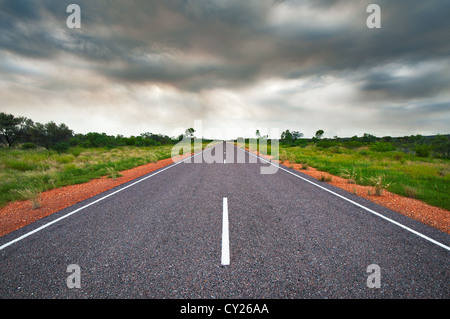 Stuart Highway sotto le nuvole di fumo di un fuoco di bush. Foto Stock