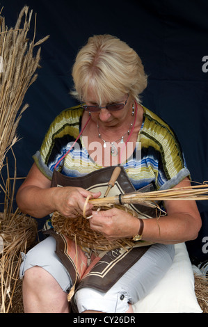 Donna che fa il tradizionale dell'apicoltore skep Foto Stock