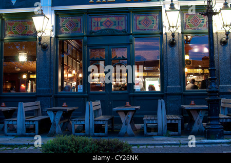 La corona e il Greyhound pub, Dulwich Village, London, Regno Unito Foto Stock