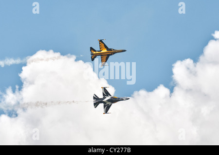 Le Aquile nere display team dalla Corea del Sud di eseguire un incredibile display di acrobazia di precisione nel loro coreano T50 getti Foto Stock