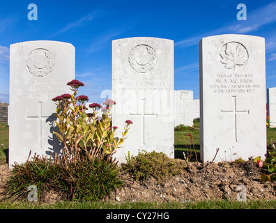 Allied WWI graves al Tranchee de Mecknes Prima Guerra Mondiale cimitero, Aix Noulette, Pas de Calais, Francia Foto Stock