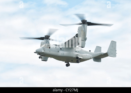 Bell Boeing V-22 Osprey numero 13 dal mezzo marino Tiltrotor Squadron 264 i Cavalieri Neri rende un lento flypast Foto Stock