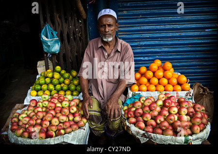 Strada del mercato di venditori, Dacca in Bangladesh Foto Stock