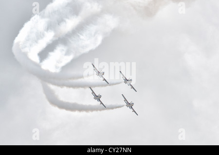 Una precisa formazione svolta dalla Al Fursan aerobatic team di visualizzazione degli Emirati Arabi Uniti Air Force al 2012 RIAT Foto Stock