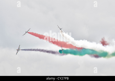 Un eccitante formazione pausa dal Al Fursan aerobatic team di visualizzazione degli Emirati Arabi Uniti Air Force al 2012 RIAT Foto Stock