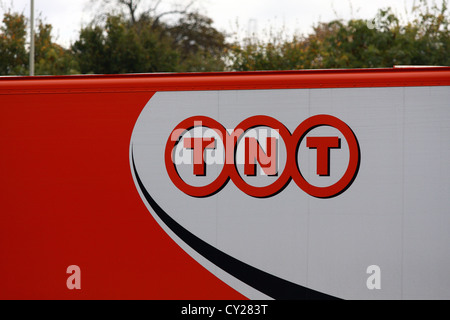 Parte del rimorchio di un "TNT' carrello che viaggia lungo una strada a Londra, Inghilterra Foto Stock