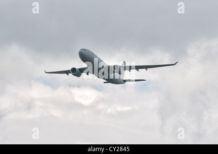 Un Royal Air Force britannica Airbus A330 Multi Role Tanker Transport aereo da 10 Squadron Brize Norton battenti al 2012 RIAT Foto Stock