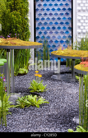 Vista del futuristico giardino contemporaneo. Il Soft Machine garden - RHS Chelsea flower show 2012. Design: Tomaz Bavdez Foto Stock