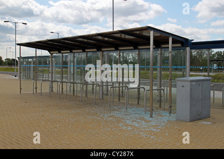 Vandalizzato fermata bus sul bus guidato via tra Cambridge e St Ives Foto Stock