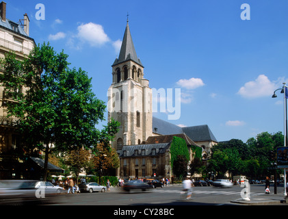 Boulevard Saint Germain con Eglise St-Germain-des-Pres chiesa. La chiesa più antica di Parigi Foto Stock