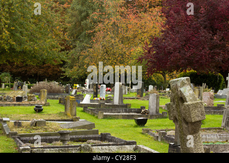 Barton le cimitero di argilla con colori autunnali Foto Stock