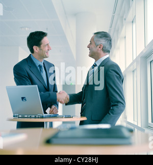 La gente di affari uomo fiducia la cooperazione laptop notebook smile manager licenza gratuita ad eccezione di annunci e cartelloni per esterni Foto Stock