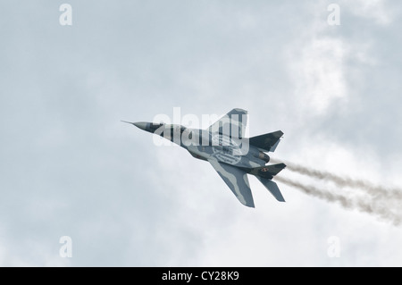Mikoyan MiG-29un fulcro russo superiorità aerea Jet da 1st Tactical Fighter Squadron Polish Air Force visualizza a RIAT Foto Stock
