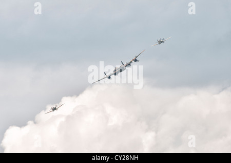 L'iconico Avro Lancaster PA474 del British Battle of Britain Memorial Flight vola sopra RAF Fairford con il suo gemello Spitfires Foto Stock