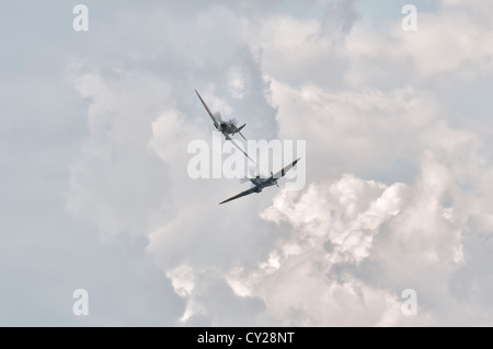 Due Spitfire veterano di guerra mondiale 2 aerei da combattimento da Battle of Britain Memorial Flight mettere sulla impressionante display di volo Foto Stock