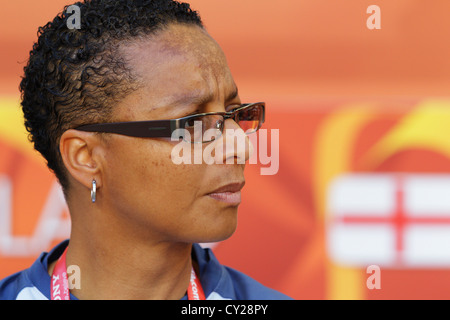 In Inghilterra la squadra nazionale coach speranza Powell sulla panchina del team prima di un 2011 FIFA Coppa del Mondo Donne gruppo B il match contro il Messico. Foto Stock