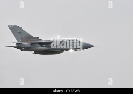 Panavia Tornado GR4A ZA369 / 003 dal Royal Air Force 15 Squadron RAF Lossiemouth consente una elevata velocità passare durante la visualizzazione Foto Stock