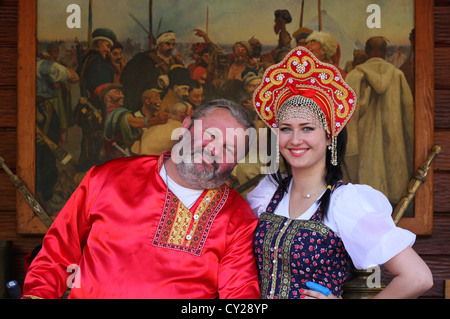 Popolo ucraino Ucraino che indossa abiti tradizionali che contiene elementi di ucraino ricami etnici. Foto Stock