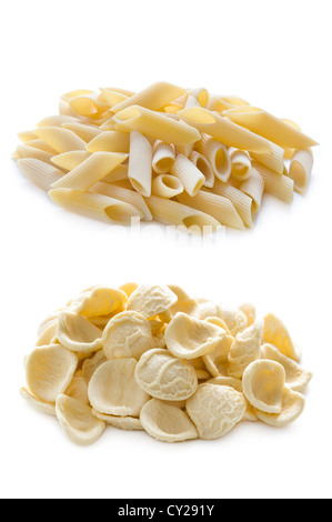 Orecchiette e penne paste asciutte isolato su uno sfondo bianco Foto Stock