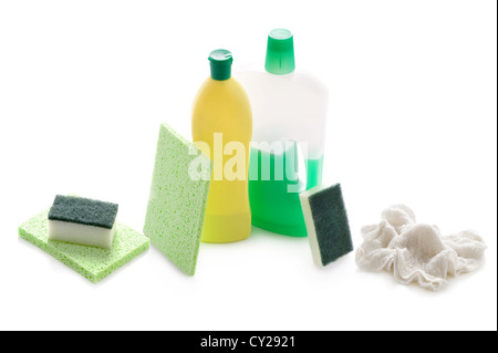 La cucina o il bagno di prodotti per la pulizia e i materiali di consumo isolato su uno sfondo bianco Foto Stock