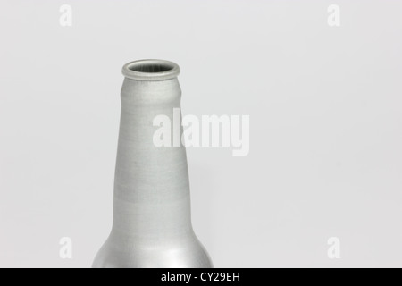 Una bottiglia in alluminio contro uno sfondo bianco, studio shot, photoarkive Foto Stock