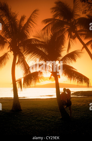 Paio di Maui con il sole che tramonta sulla lontana isola di Lanai durante la romantica vacanza hawaiana Foto Stock