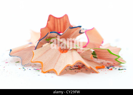 Trucioli di matita isolato su bianco Foto Stock