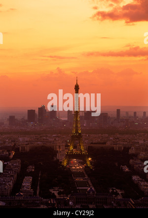 Di strade e di edifici di appartamenti sotto la Torre Eiffel a Parigi al tramonto con edifici a La Defense in skyline Foto Stock