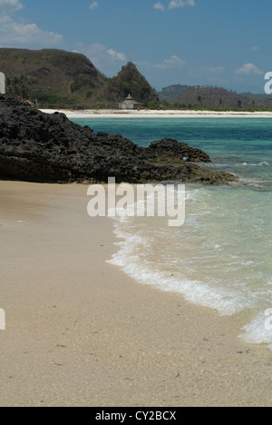 Una deserta spiaggia tropicale paradiso a Tanjung Aan su Lombok, Indonesia Foto Stock