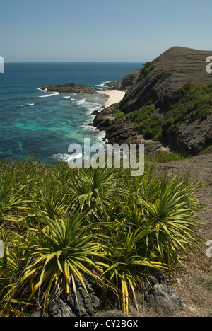 Un deseted cove a Tanjung Aan su Lombok, Indonesia Foto Stock