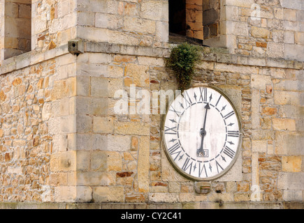 Orologio con una sola mano sulla Torre del Reloj. Lastres, Colunga, Asturie. Spagna Foto Stock