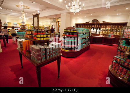 Sezione di caffè al piano terra a Fortnum & Mason, Negozio di Piccadilly, Londra, Inghilterra, Regno Unito Foto Stock