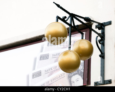 Tradizionale a tre sfere ottone segno in un aperto recentemente pawnbrokers shop in Redcar High Street Ottobre 2012 Foto Stock
