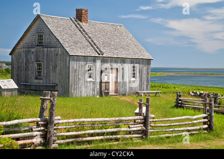 Un esempio di un inizio di Pioneer homestead circa 1700 nelle zone rurali di Prince Edward Island, Canada. Un inizio di Acadian home originariamente sapere Foto Stock